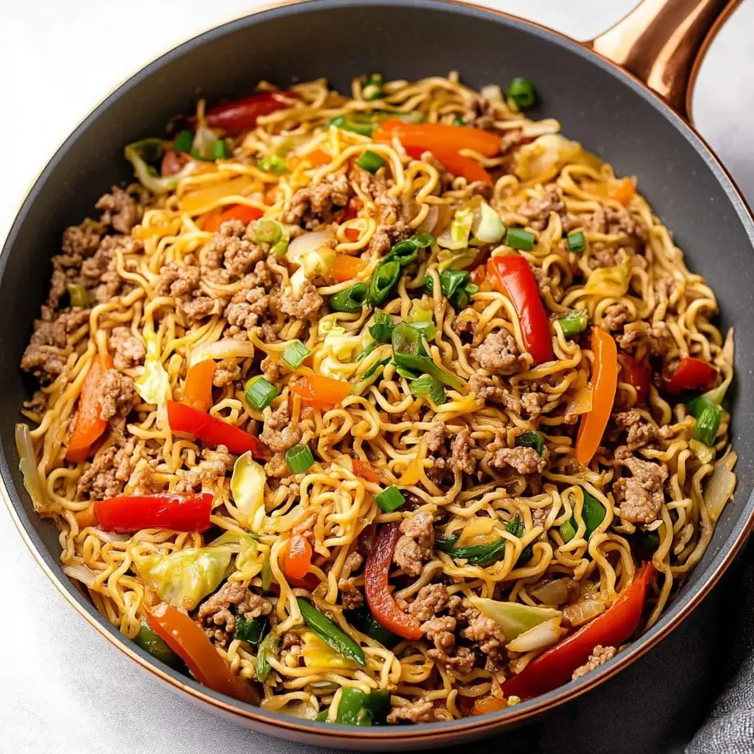 A bowl of noodles with meat and vegetables.